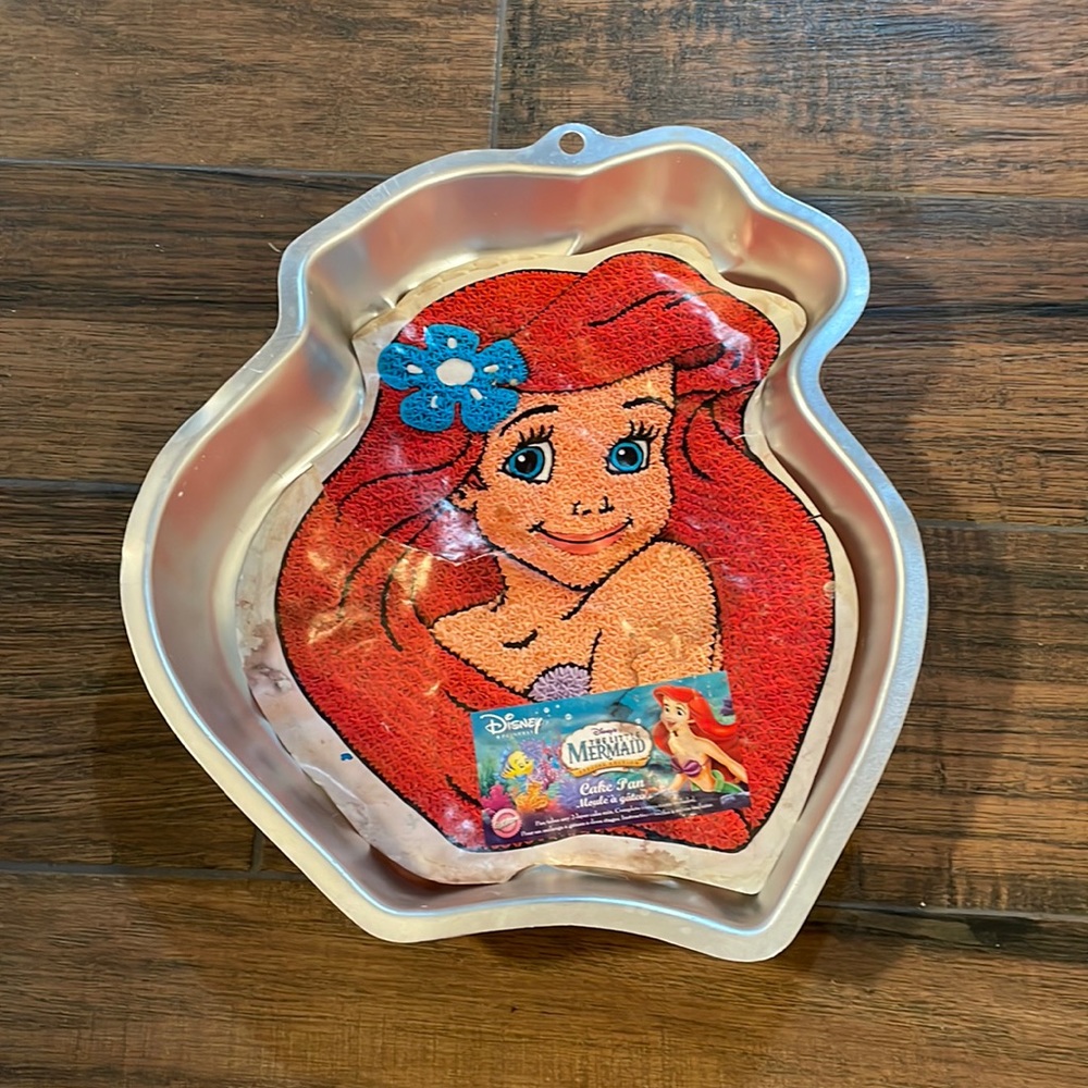 The little mermaid cake pan